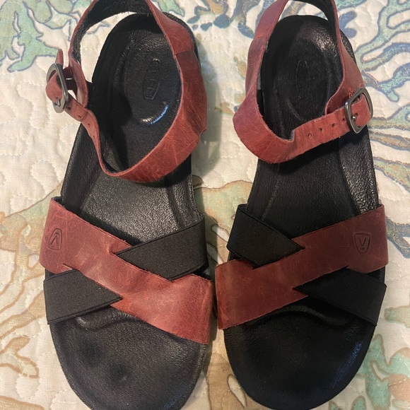 Keen Shoes - Keen - Vintage Rustic red / black
ankle strap / open toed